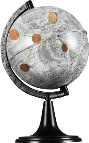 Globo terráqueo em branco e preto com algumas moedas de bronze unidas por linhas verdes, símbolo das conexões financeiras mundiais e das transações entre continentes.